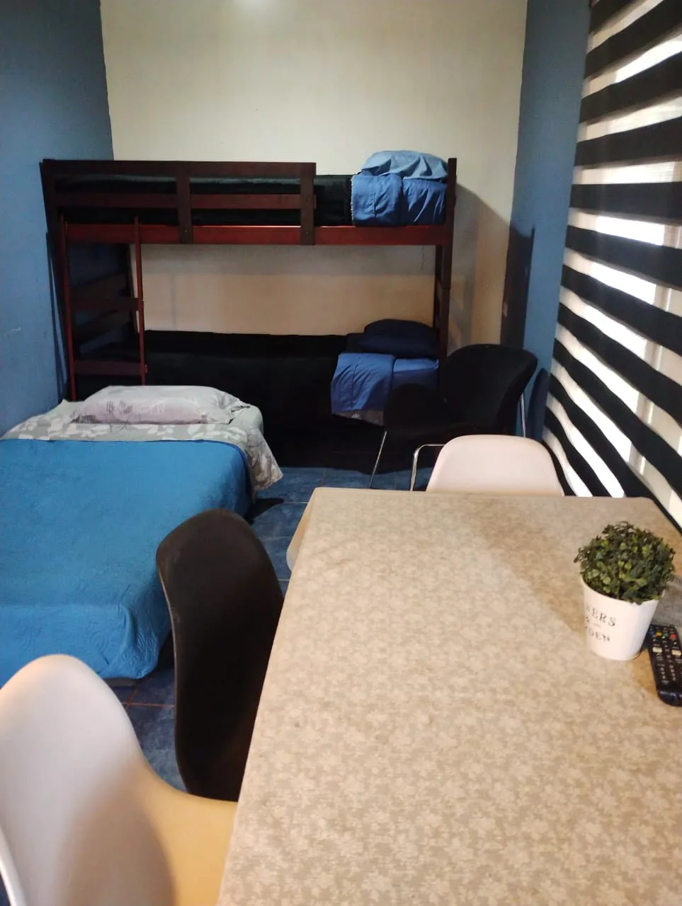 Espacio común con camarote, cama y mesa en Kauaraki Moana Iti