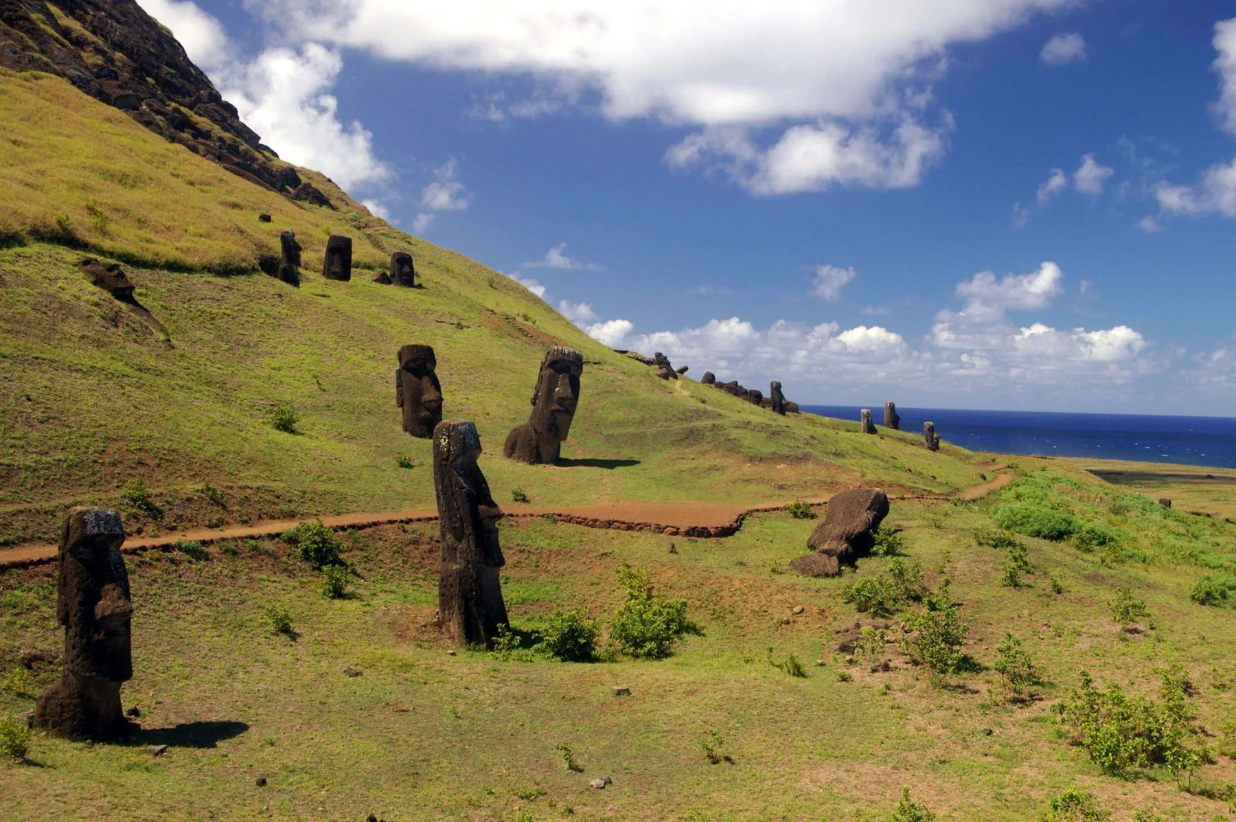 Moai en la cantera histórica de Rano Raraku, Rapa Nui