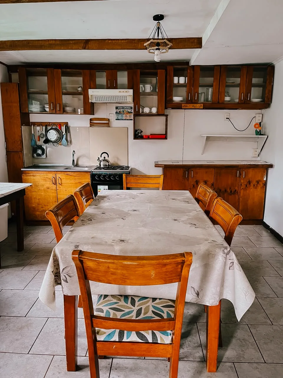 Mesa de comedor y cocina equipada en Kauaraki Rangi Nui