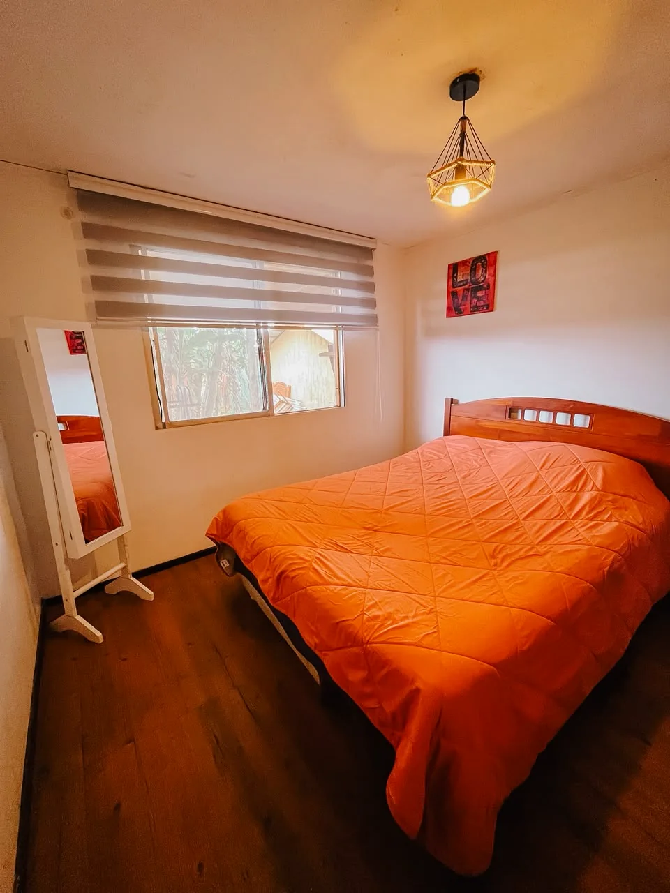 Habitación con cama doble y espejo en Kauaraki Rangi Nui