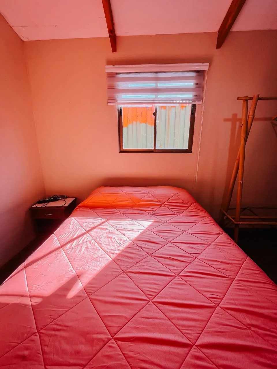 Habitación con cama matrimonial en Kauaraki Henua Iti