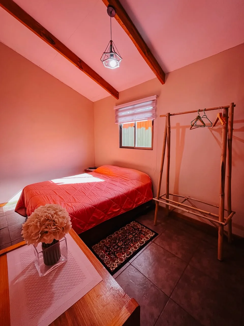 Habitación con cama matrimonial y perchero en Kauaraki Henua Iti