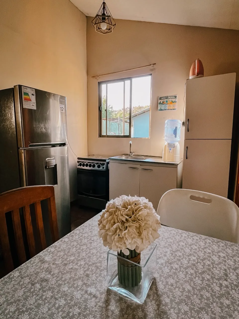 Cocina y comedor de Kauaraki Henua Iti