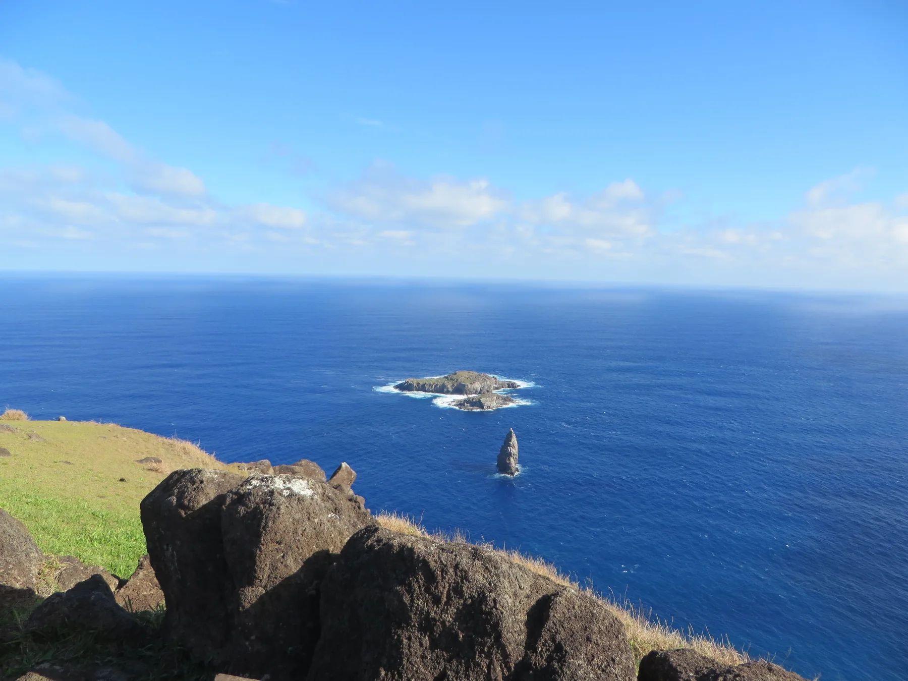 Paisaje y construcciones de piedra de Orongo, Rapa Nui