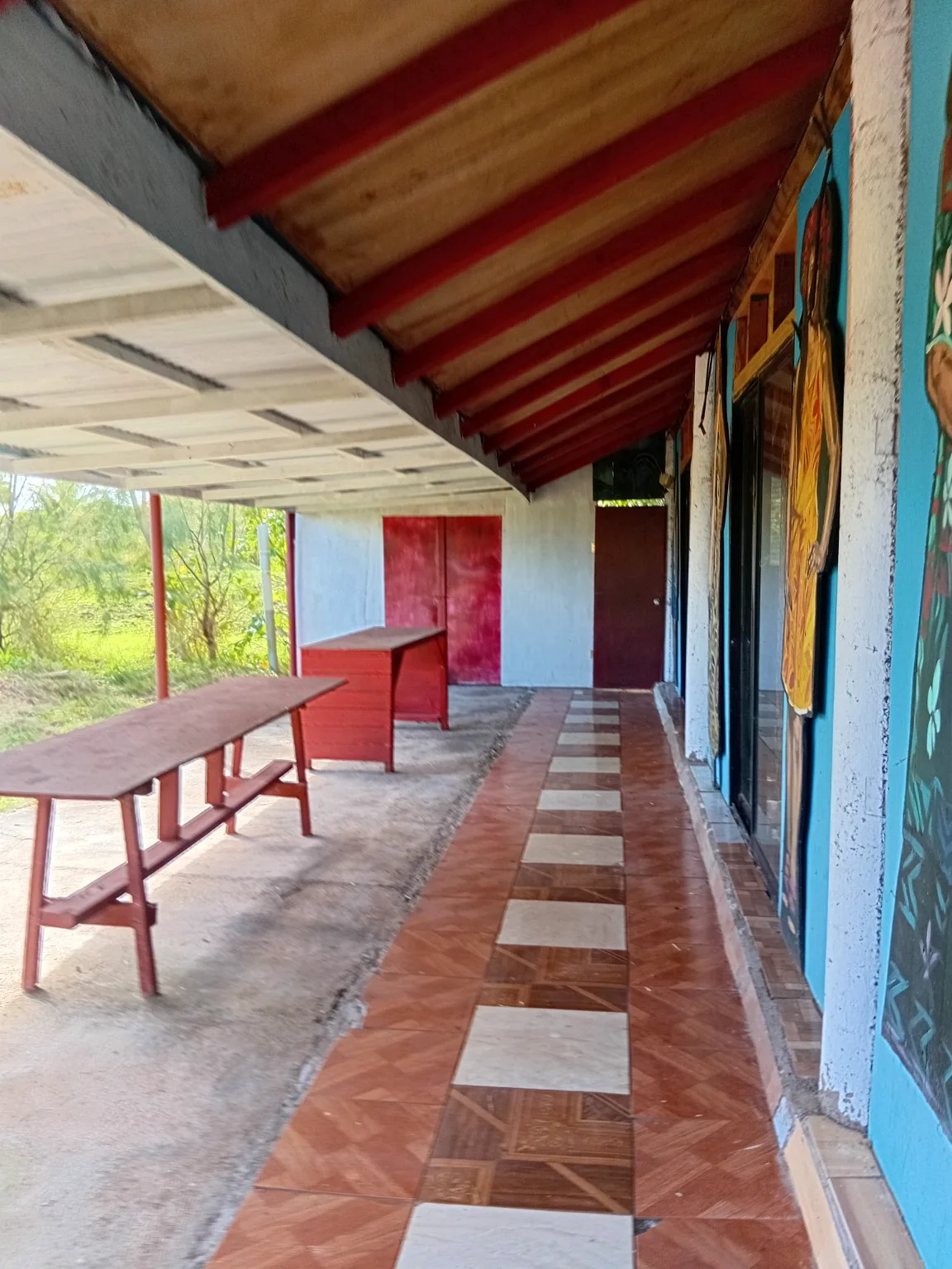 Corredor del taupea con acceso a los baños del Hostel Kona Noho